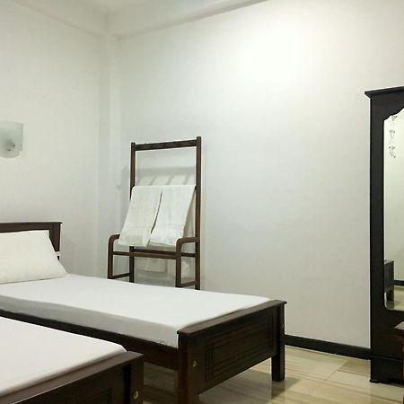 Anthony Guesthouse Hikkaduwa Buitenkant foto