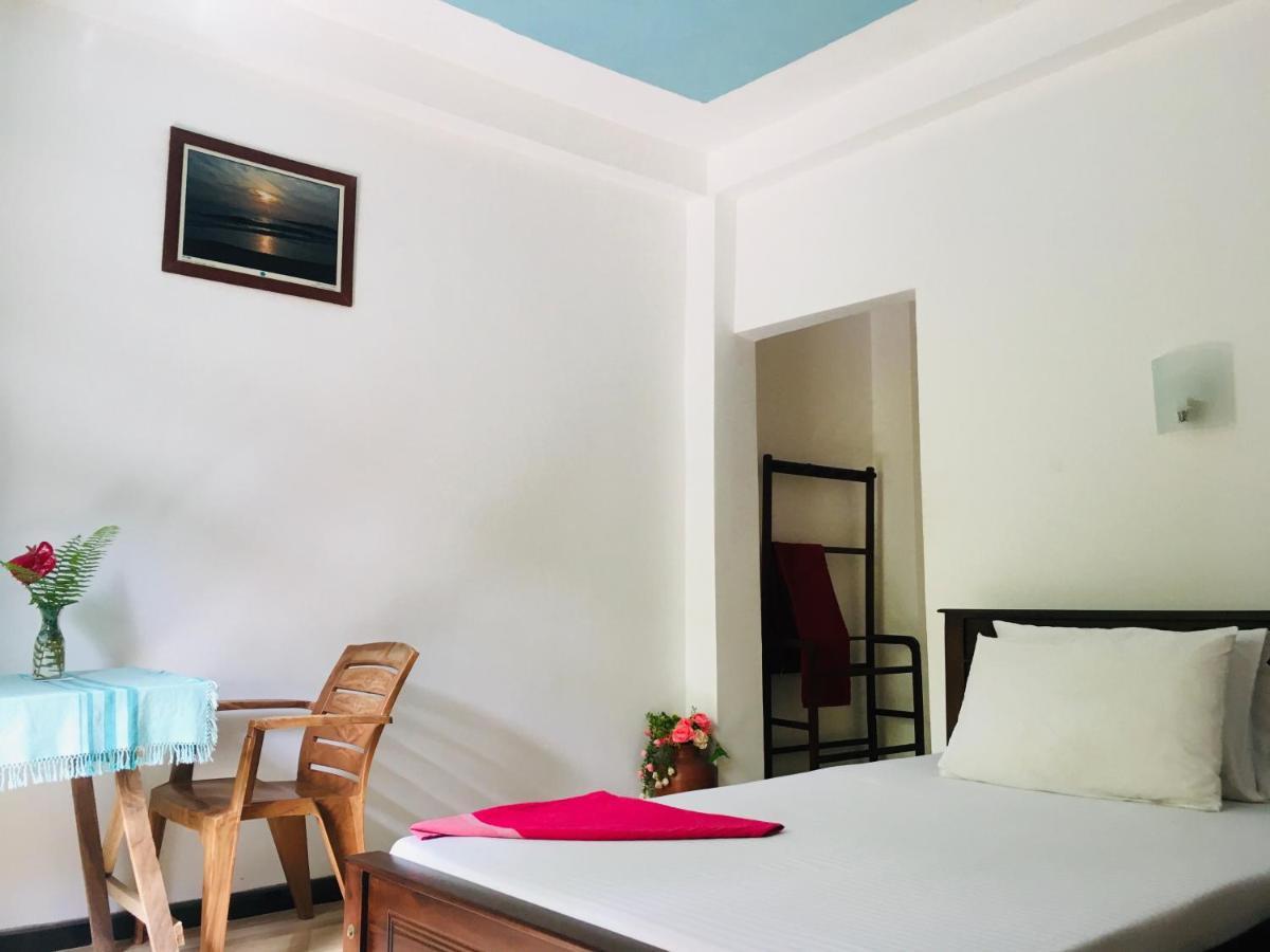 Anthony Guesthouse Hikkaduwa Buitenkant foto