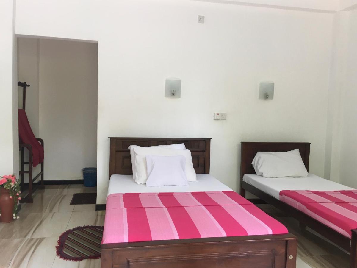 Anthony Guesthouse Hikkaduwa Buitenkant foto