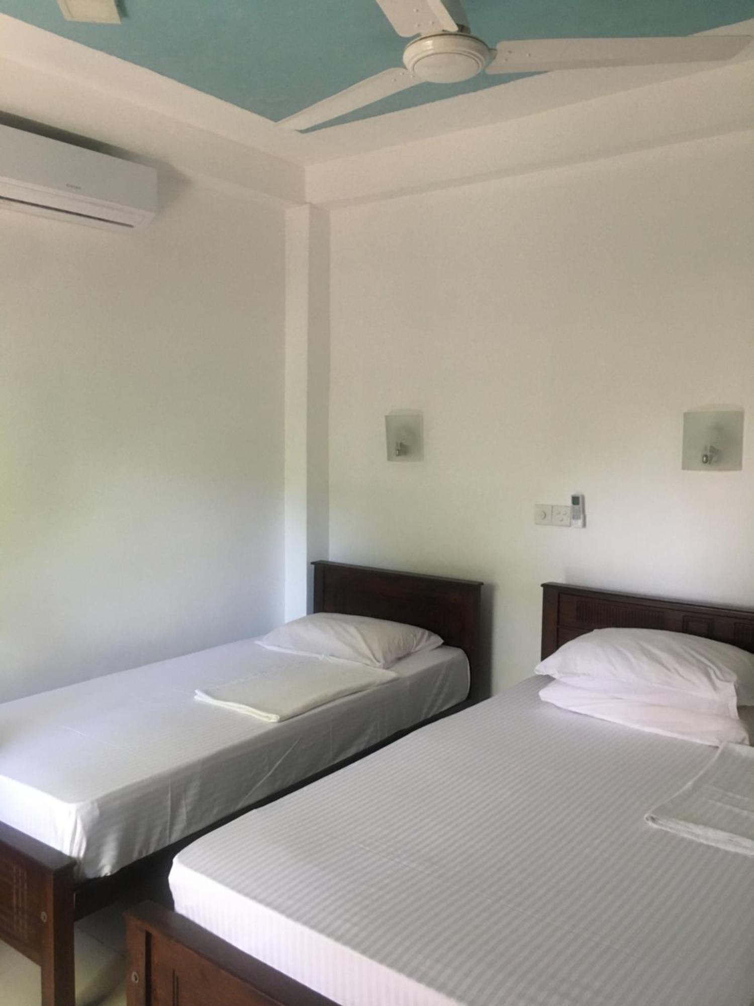 Anthony Guesthouse Hikkaduwa Buitenkant foto