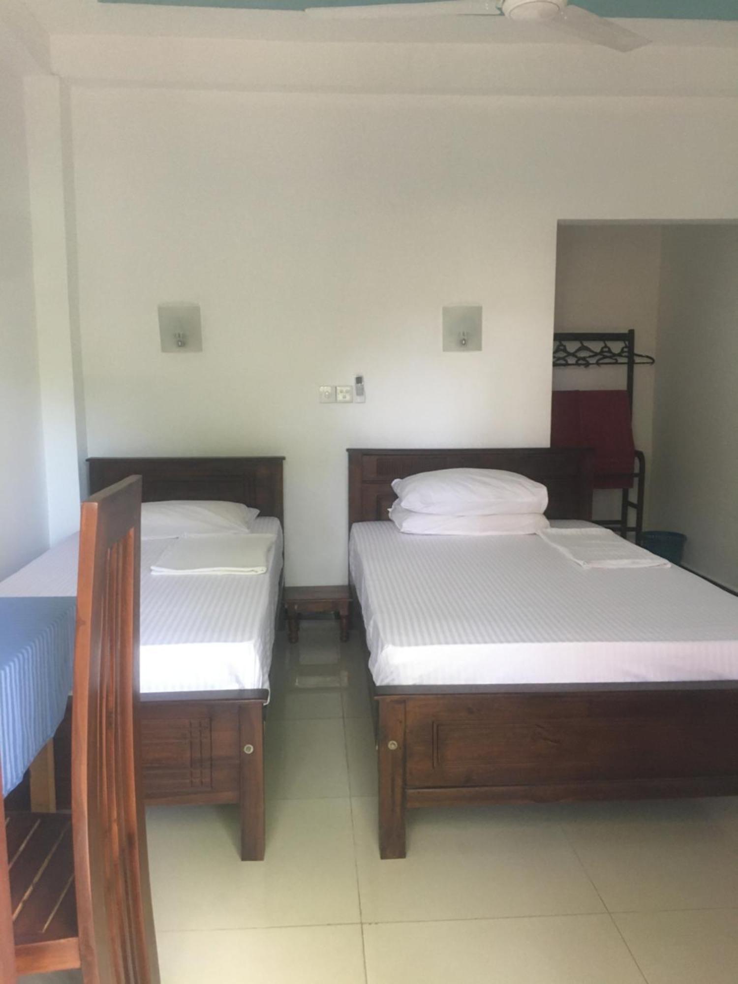Anthony Guesthouse Hikkaduwa Buitenkant foto